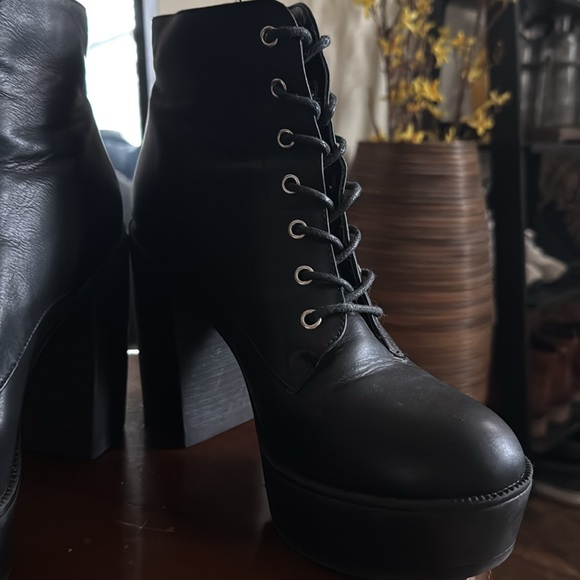 Forever 21 Black Lace Up Boots with Chunky Sole - Picture 3 of 12